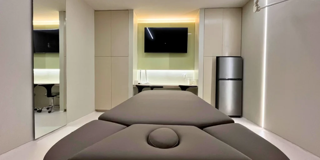 A modern, sterile hair transplant operating room equipped for DHI procedures, featuring surgical lighting, medical-grade equipment, and a controlled clinical environment.