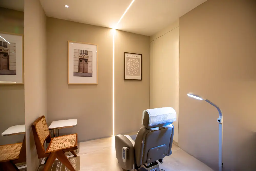 Clinique De Paris consultation room